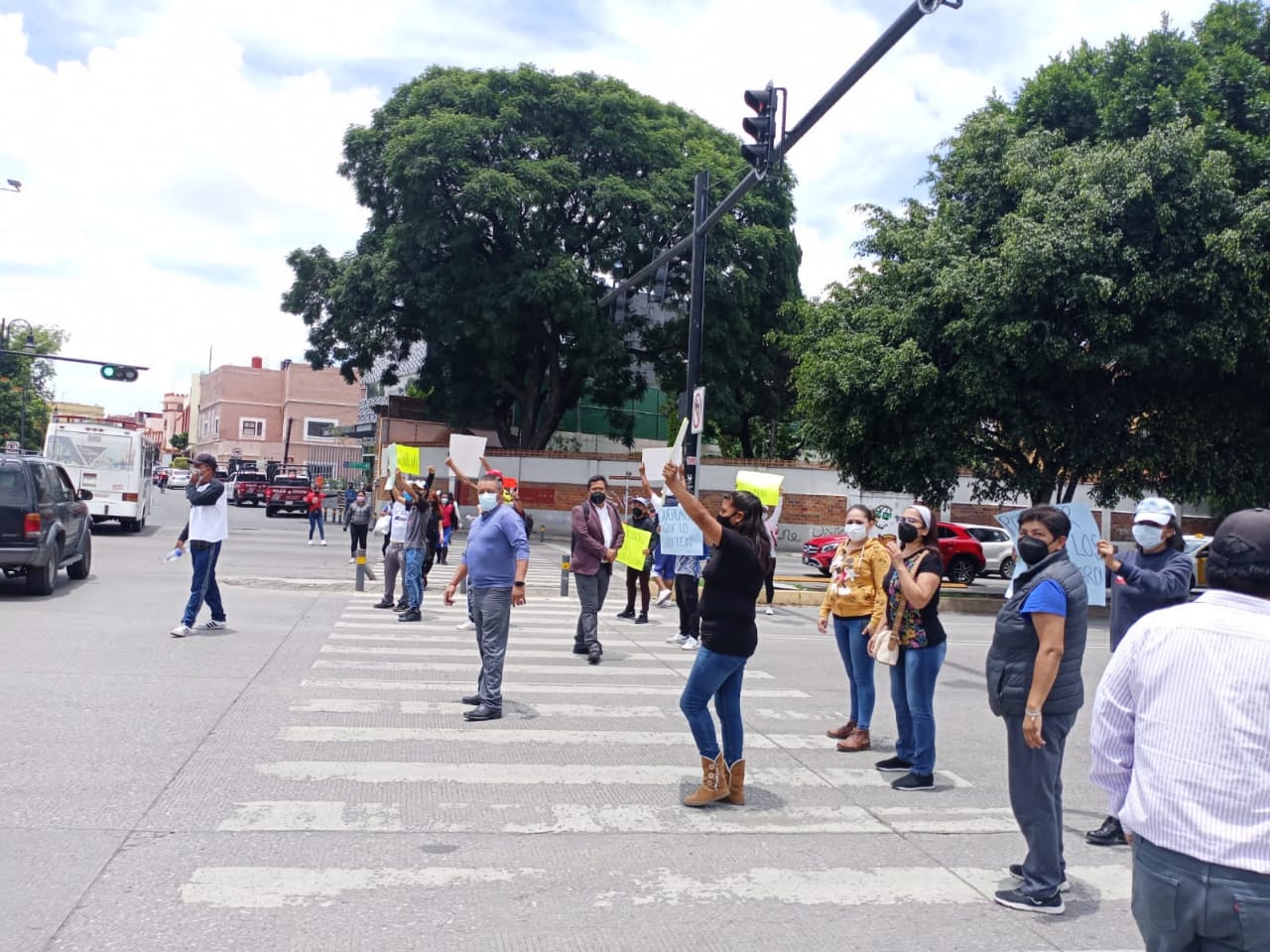 Bloquean el bulevar 5 de mayo, familiares de dos policías detenidos por usurpar funciones