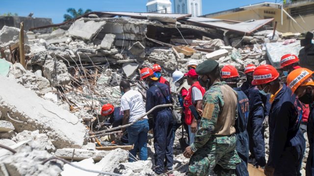 Suman mil 297 muertos en Haití tras terremoto