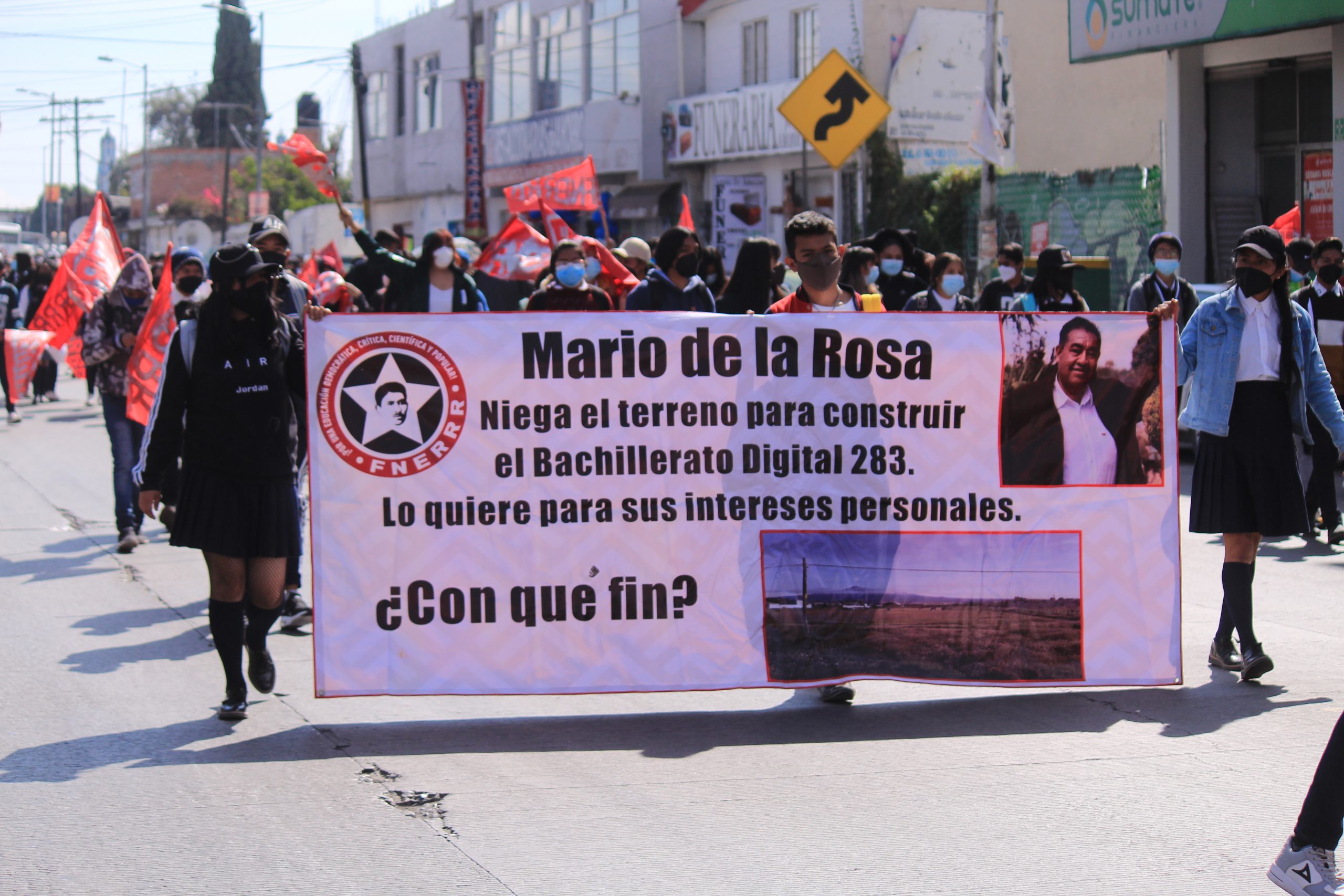 Marchan mil estudiantes contra alcalde de Amozoc