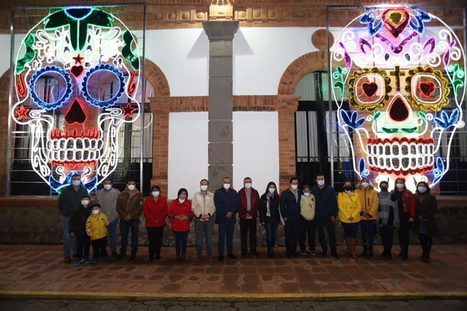 Encienden 70 figuras luminarias de Día de Muertos en Chignahuapan