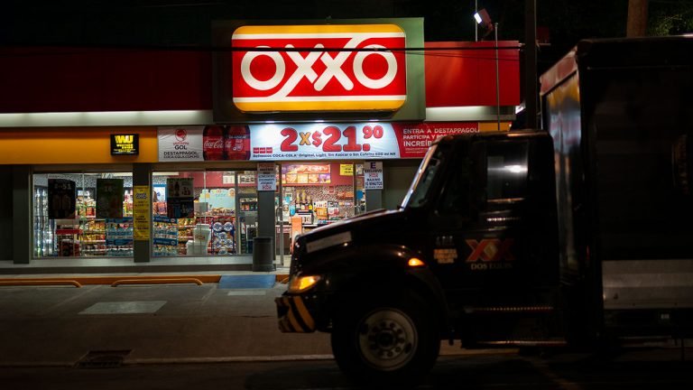 CNBV impone 3 multas a Oxxo por casi 1.5 mdp por irregularidades de 2016