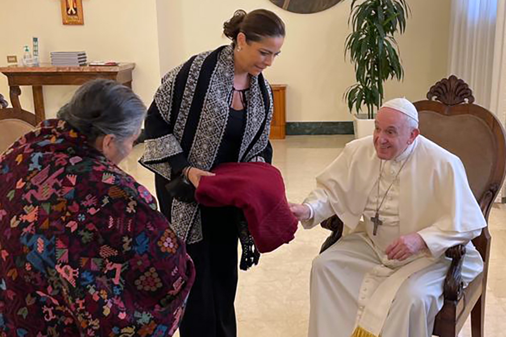 Recibe Papa Francisco a artesanas poblanas
