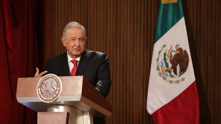 AMLO dice que sus reformas están en línea con la Constitución de 1917