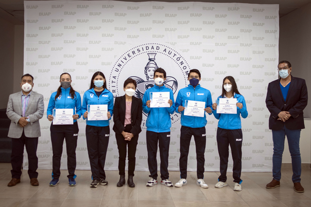 Entrega Rectora Lilia Cedillo becas a estudiantes que participarán en la Universiada Nacional 2022