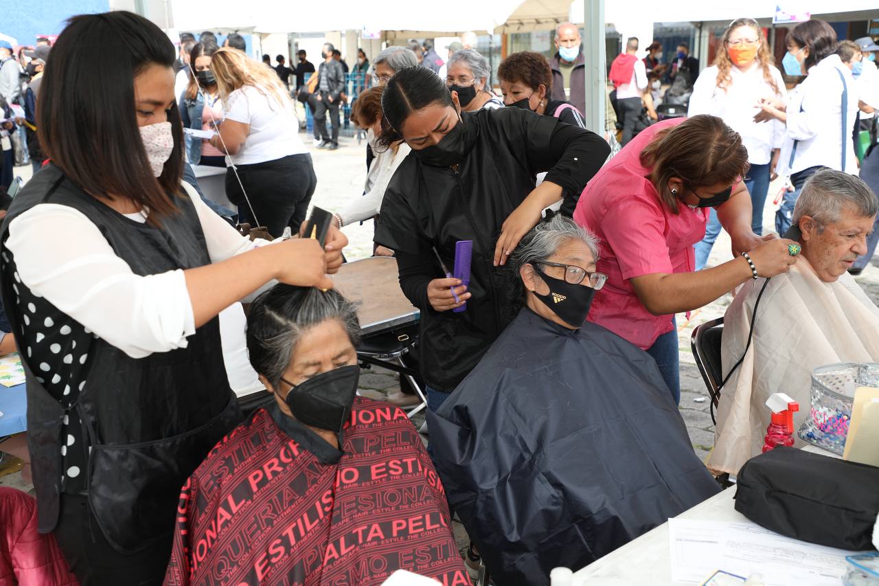 Jornada de servicios para adultos mayores en colonia Las Hadas