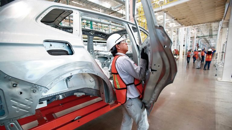 Volkswagen ofrece mes extra de sueldo para lograr aprobación de trabajadores