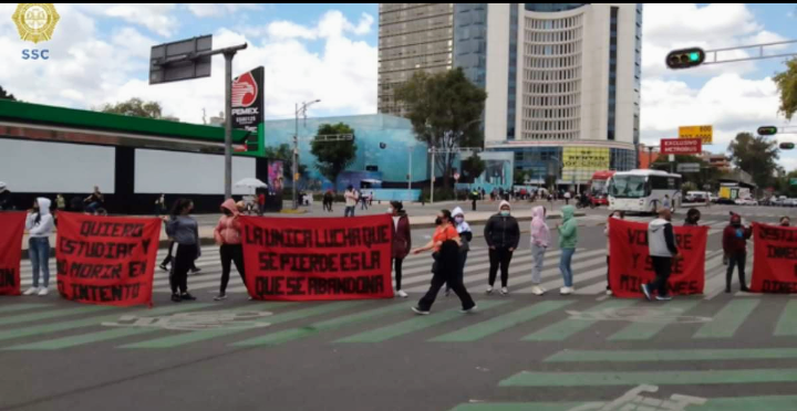 Ante omisión del gobernador Barbosa, normalistas suman más de 18 horas de bloqueo en Insurgentes y Reforma; acusan mal manejo de recursos