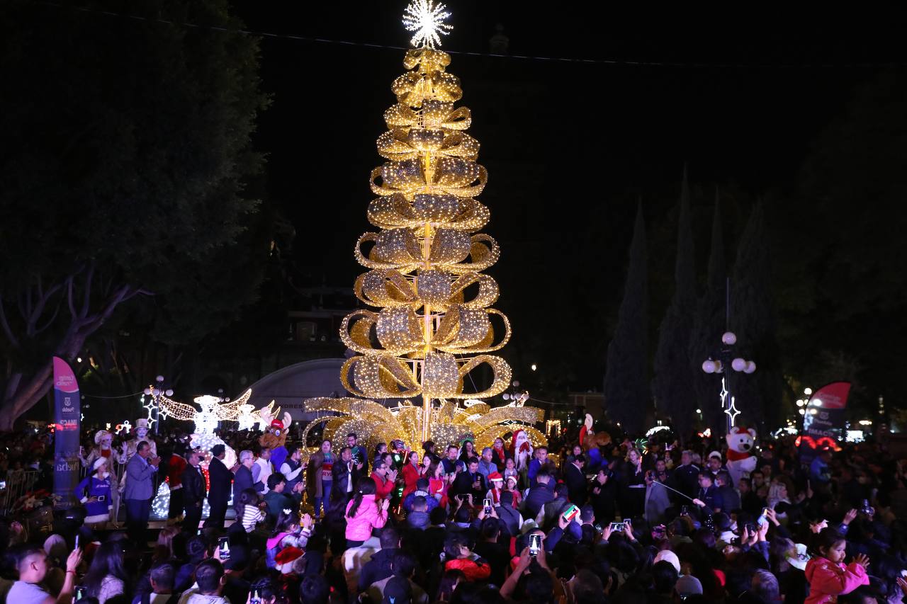 Con el encendido del Árbol de Navidad, inauguran el “Paseo de Luces” en Puebla