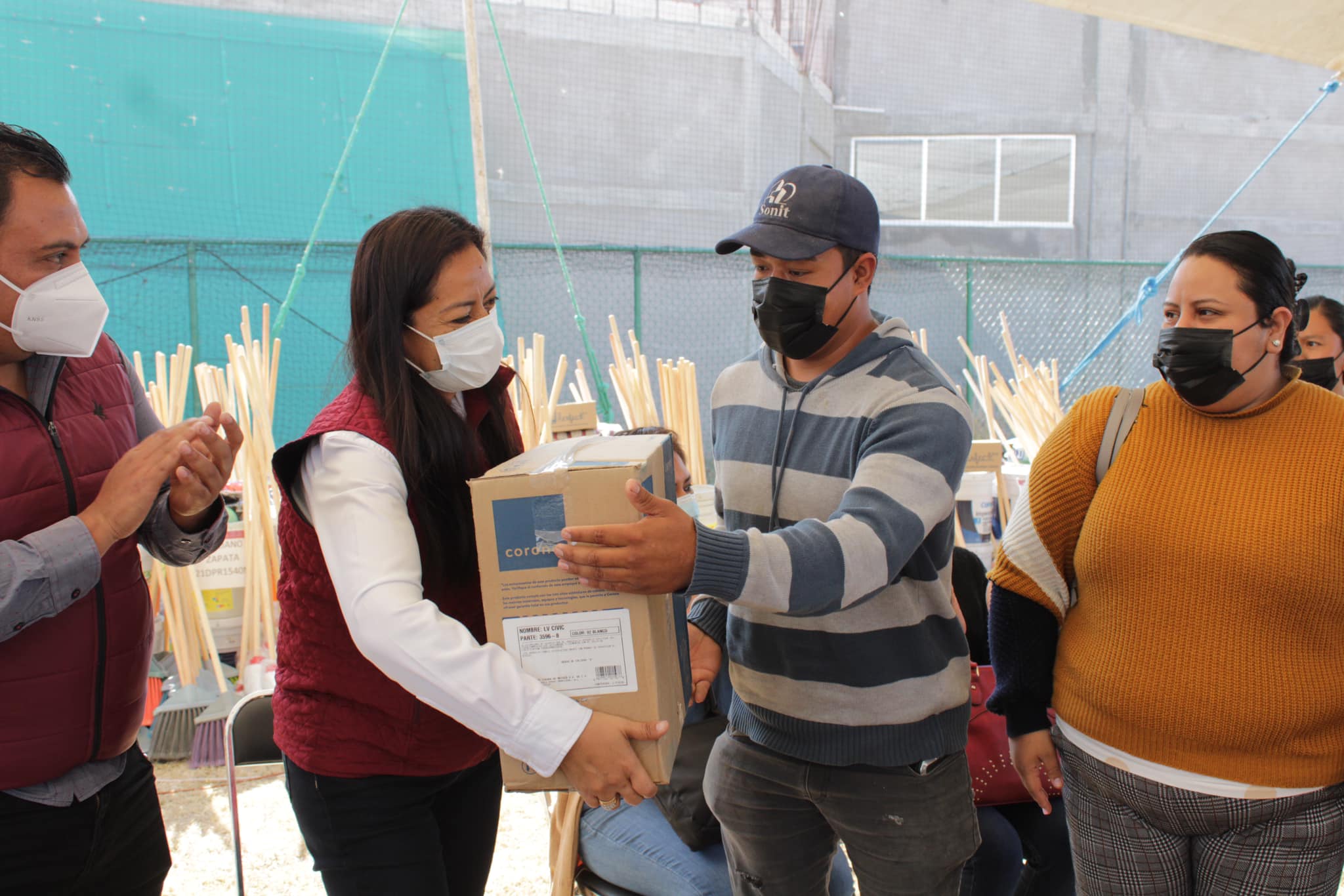 Ariadna Ayala inicia techado y rehabilitación de cancha en primaria Lázaro Cárdenas y entrega material a escuelas de Atlixco