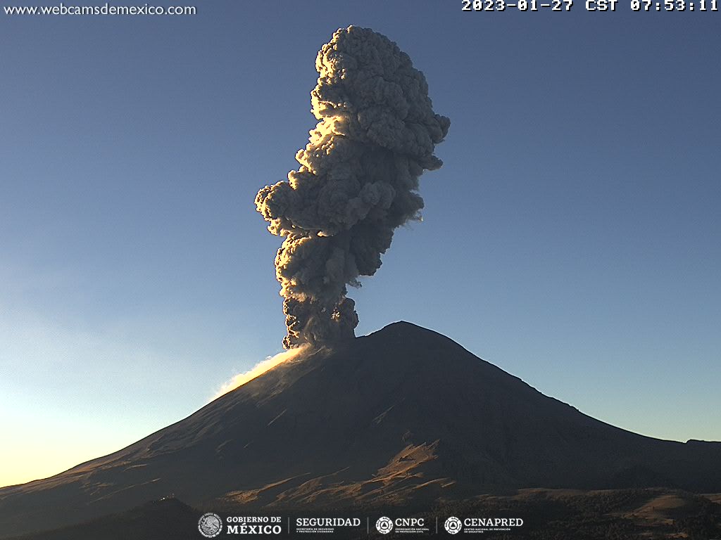 El Popocatépetl lanza 128 exhalaciones de gases y cenizas