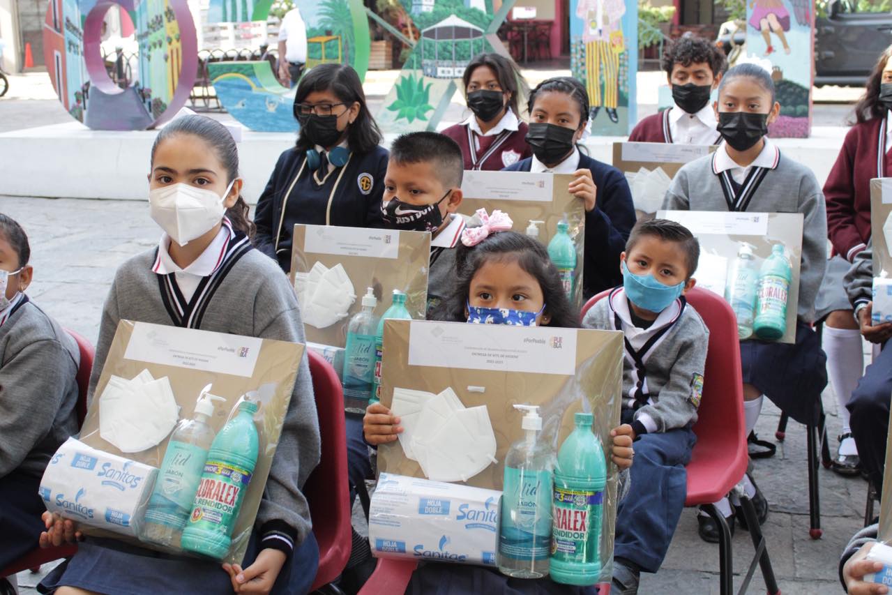 Gobierno de Puebla y Ayuntamiento de Atlixco entregan material de higiene a escuelas de la región