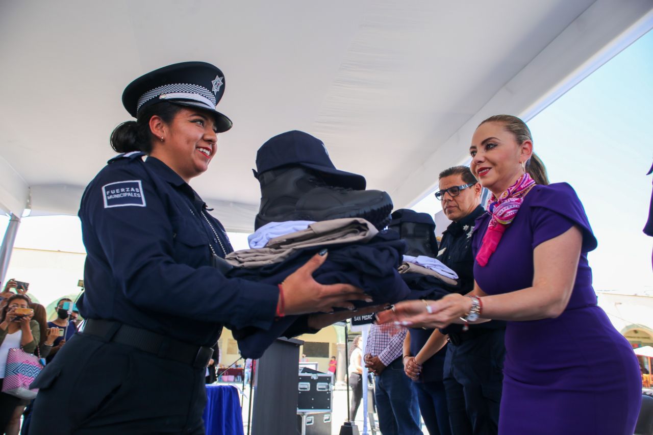 Paola Angon anuncia incremento salarial a policías de San Pedro Cholula