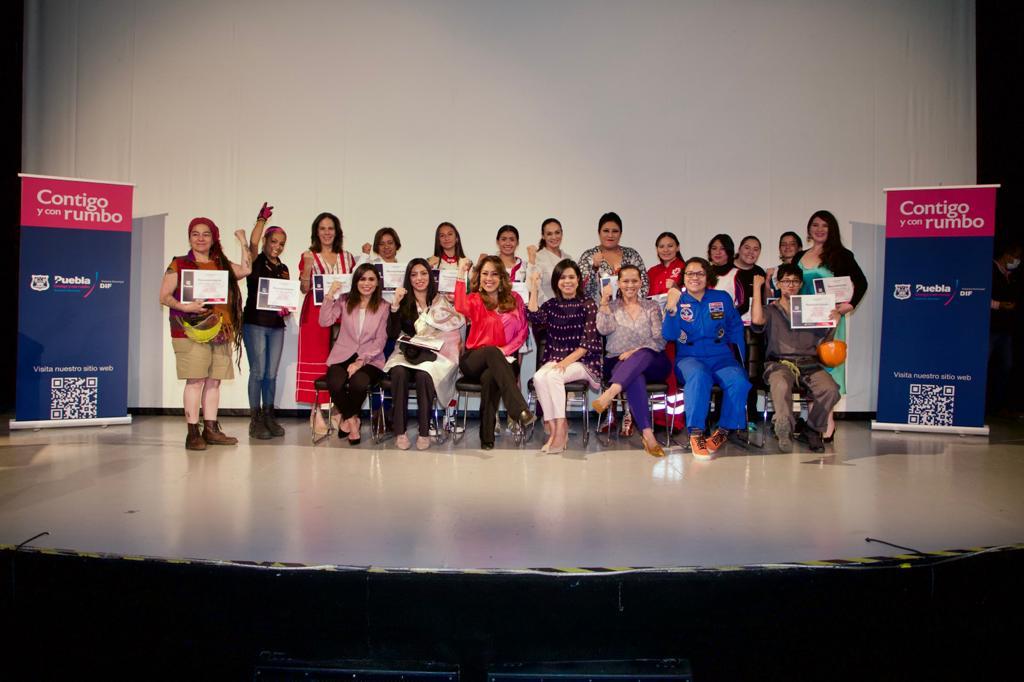 SMDIF Puebla reconoce a mujeres destacadas que rompieron estereotipos