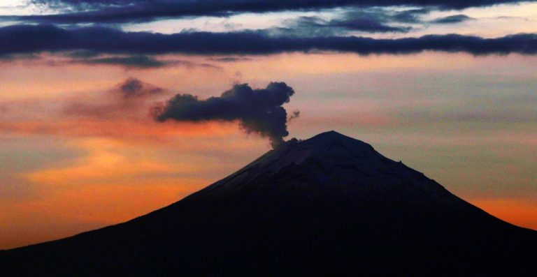 El Popocatépetl es vigilado por una red de monitoreo ante el riesgo de que entre en erupción