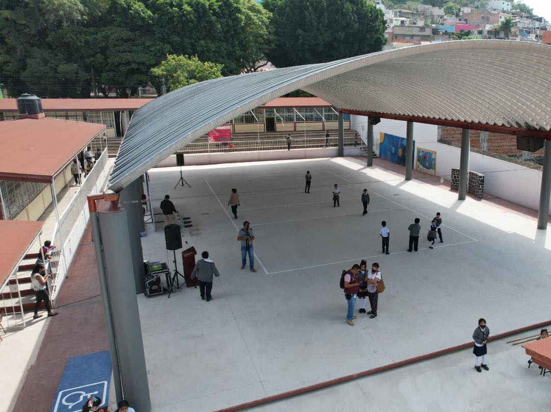 Entrega Ariadna Ayala rehabilitación de plaza cívica en primaria Felipe Carrillo Puerto