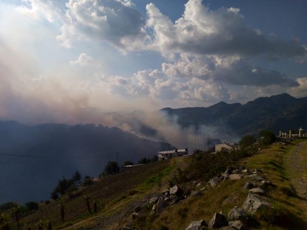 Por recrudecimiento de incendio forestal, especialistas determinan evacuar tres comunidades de Zacatlán