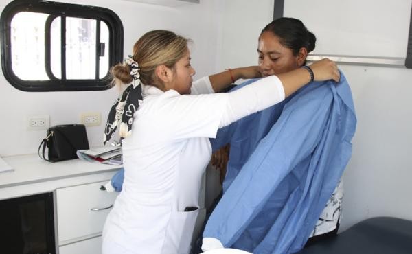 Mujeres de Tecamachalco se benefician con servicios de salud