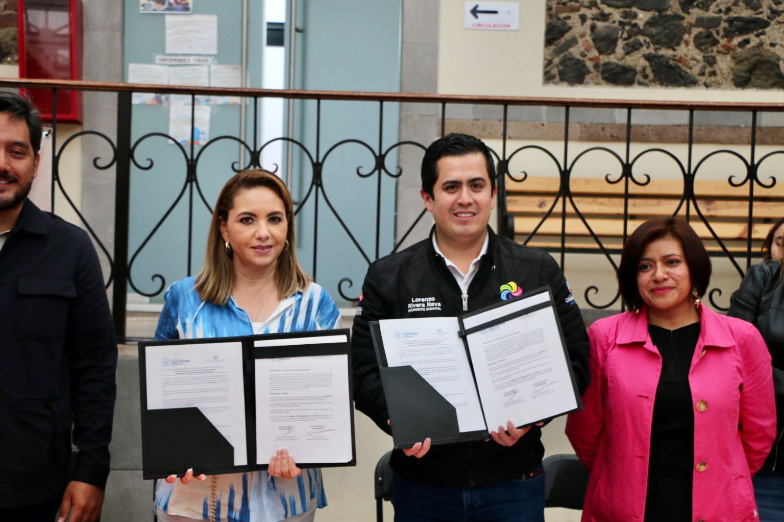 Lorenzo Rivera firma acuerdo de hermanamiento con Paola Angón