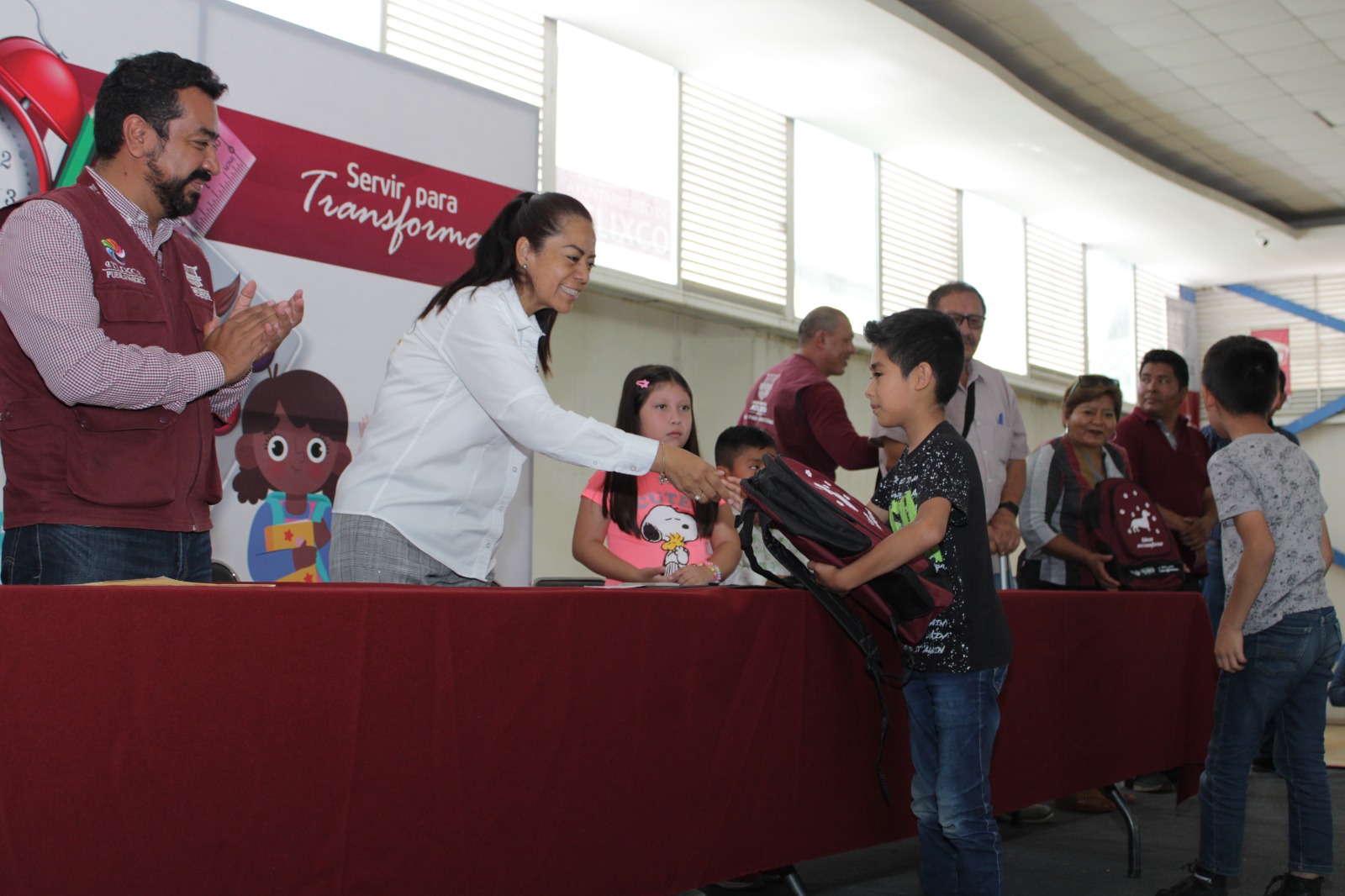 Ariadna Ayala entrega kits escolares en apoyo a familias atlixquenses