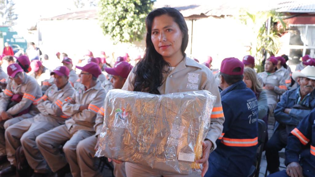 Ariadna Ayala entrega nuevamente uniformes a personal de Servicios Públicos de Atlixco