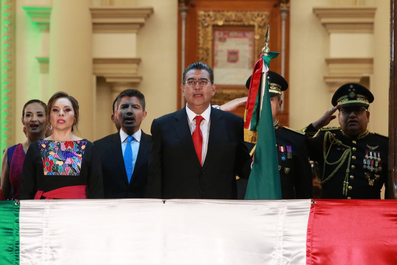 Celebra Puebla orgullo mexicano; Sergio Salomón encabeza “Grito de Independencia”