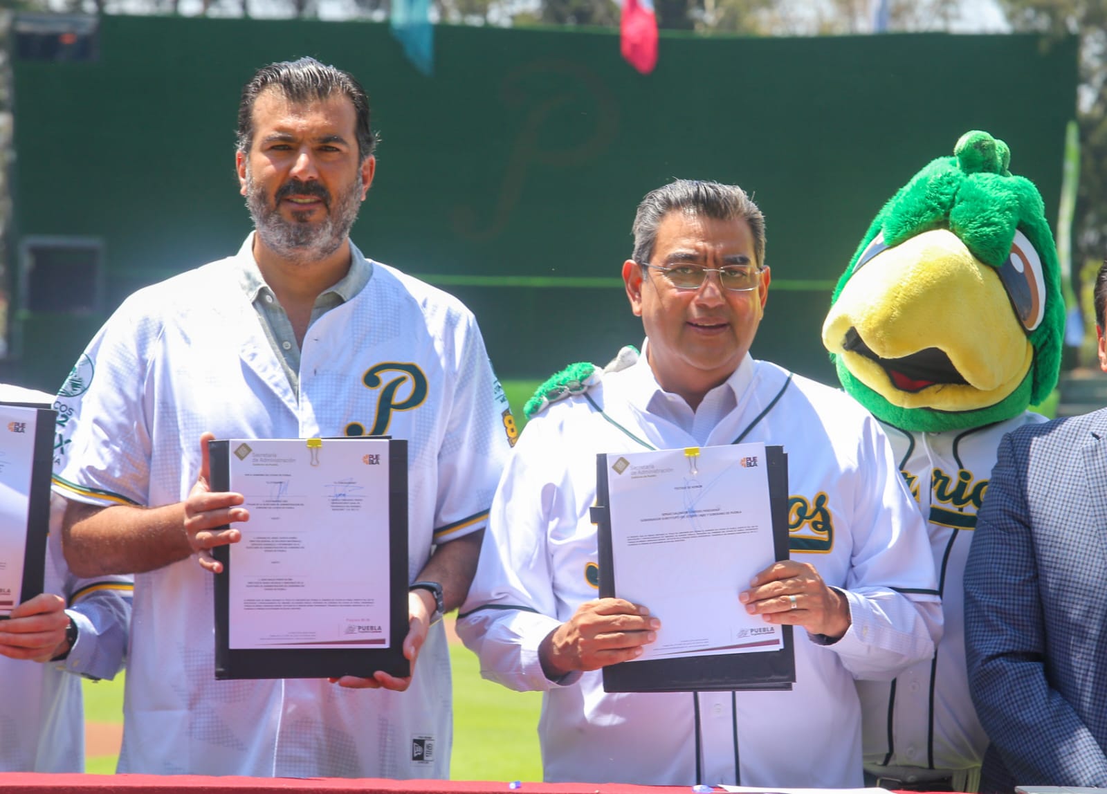 Encabeza Sergio Salomón entrega de concesión por 15 años del parque de Béisbol Hermanos Serdán
