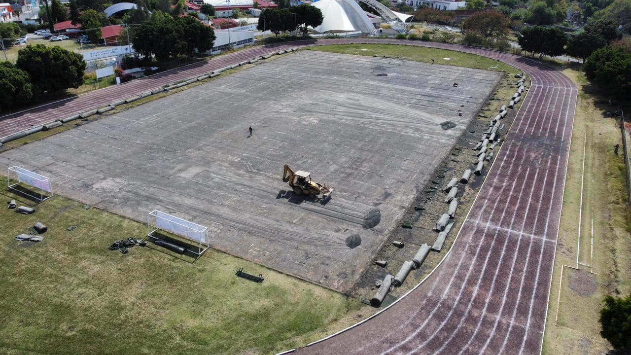 Inicia rehabilitación de cancha de fútbol y pista de atletismo en Atlixco