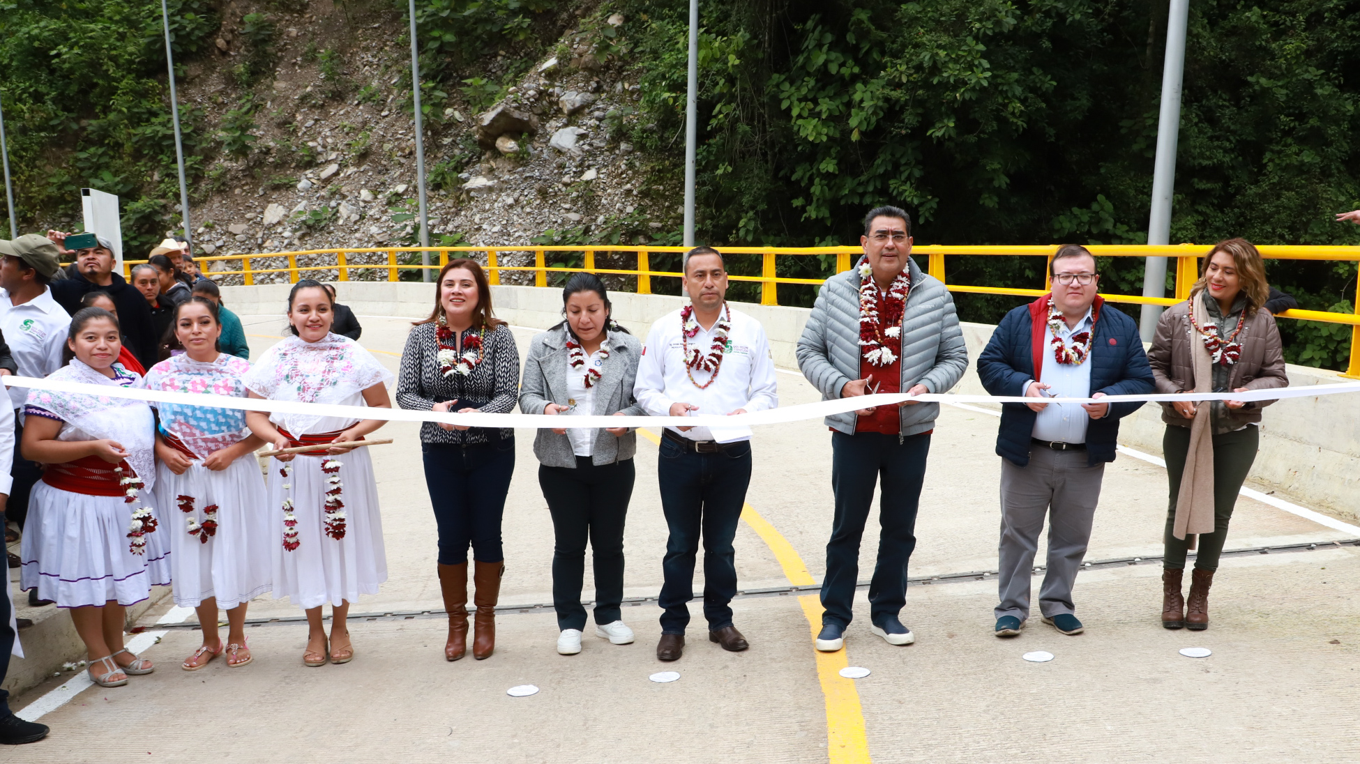 Inaugura Sergio Salomón puente vehicular en Tepatlán