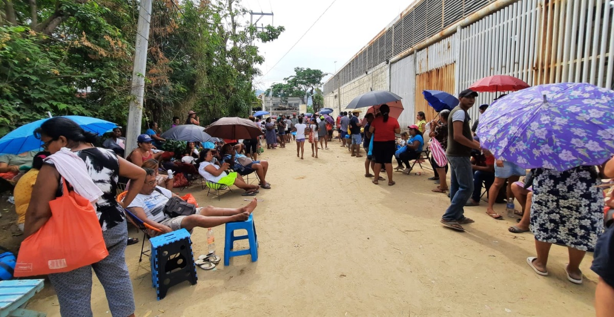 Damnificados por “Otis” esperan por hasta 40 horas en fila para recibir los enseres domésticos prometidos por el gobierno