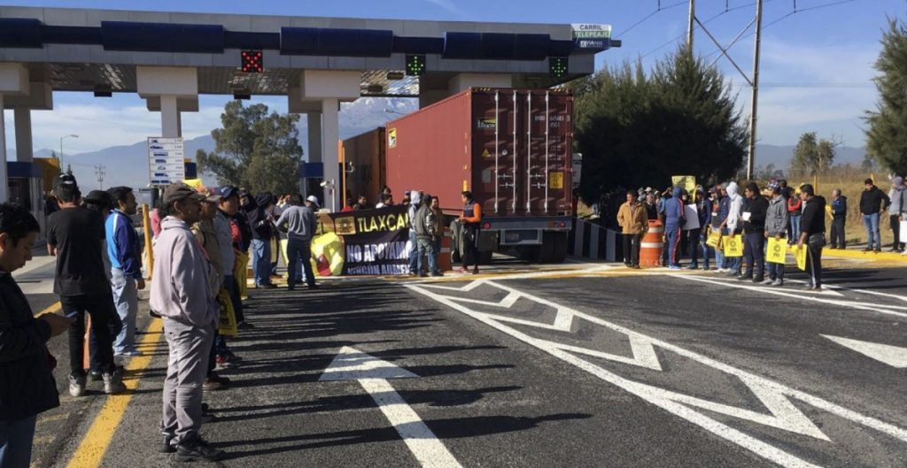 Ejidatarios toman caseta de la autopista Arco Norte a la altura de Puebla