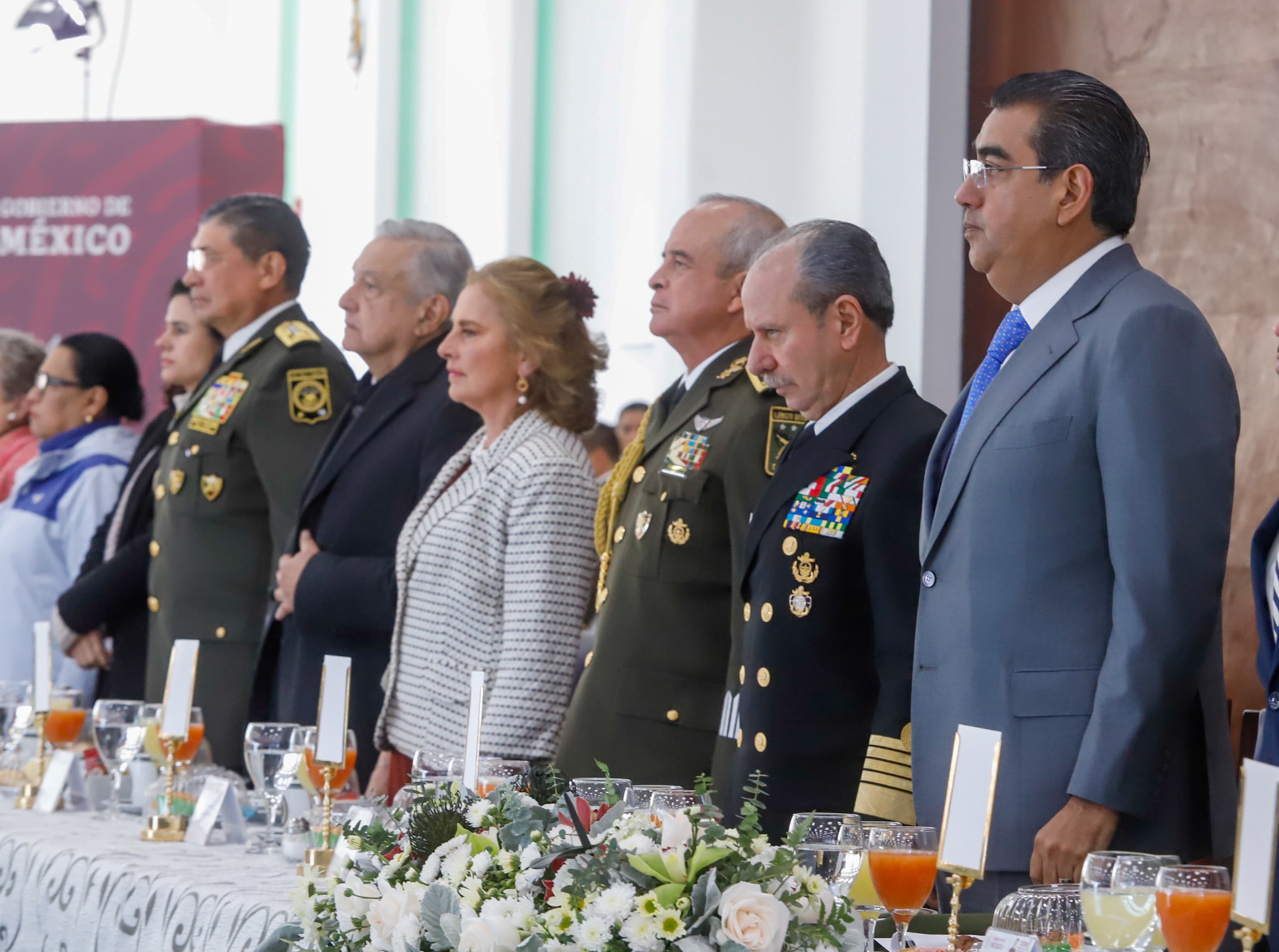 En Oriental, AMLO y Sergio Salomón presiden ceremonia por Día del Ejército Mexicano