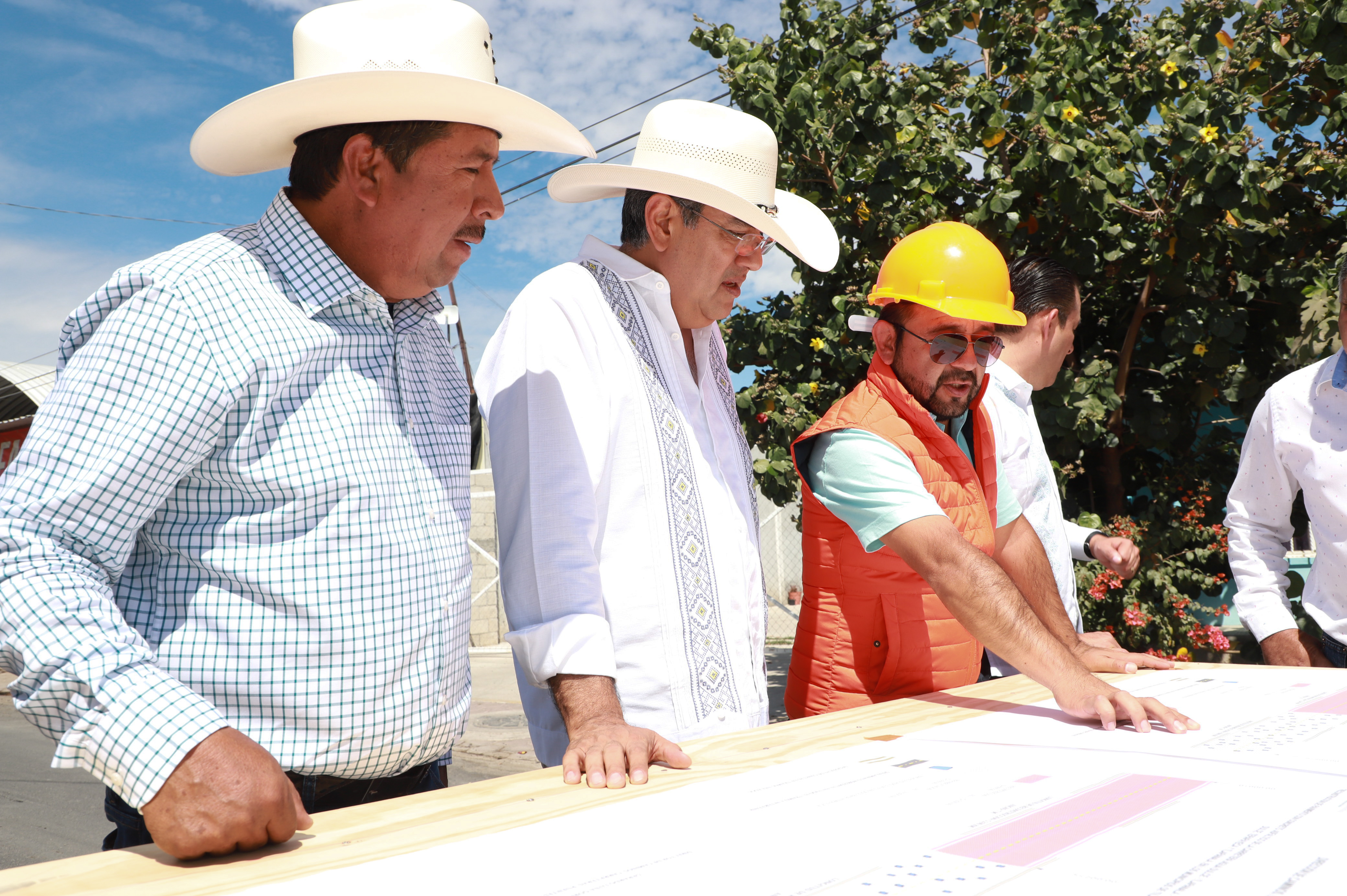 Sergio Salomón supervisa la reconstrucción de la carretera Agua Dulce-Tlapanalá-Ojo del Carbón-Tepemaxalco,