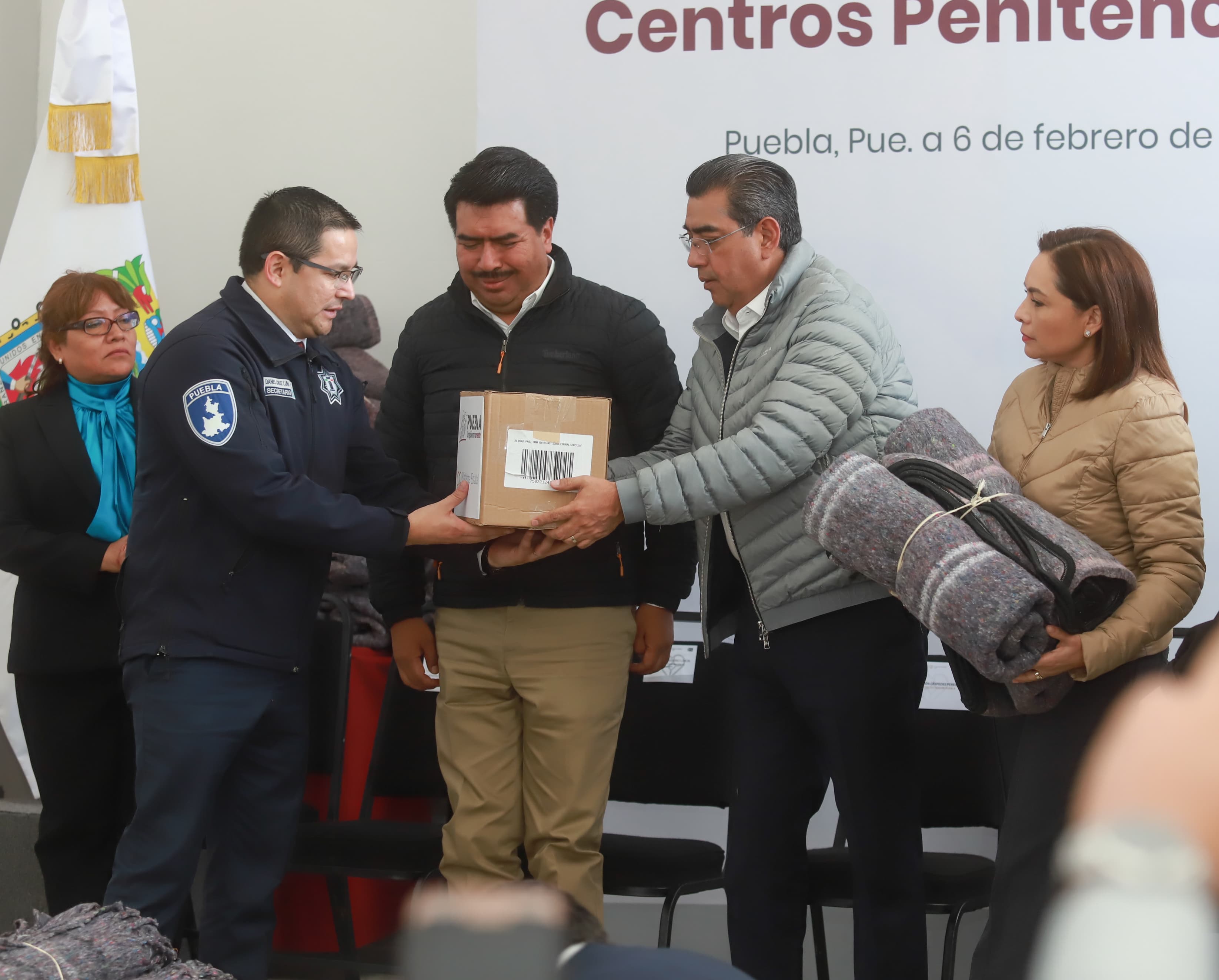 Entrega Sergio Salomón insumos al Centro Penitenciario para Adultos Mayores