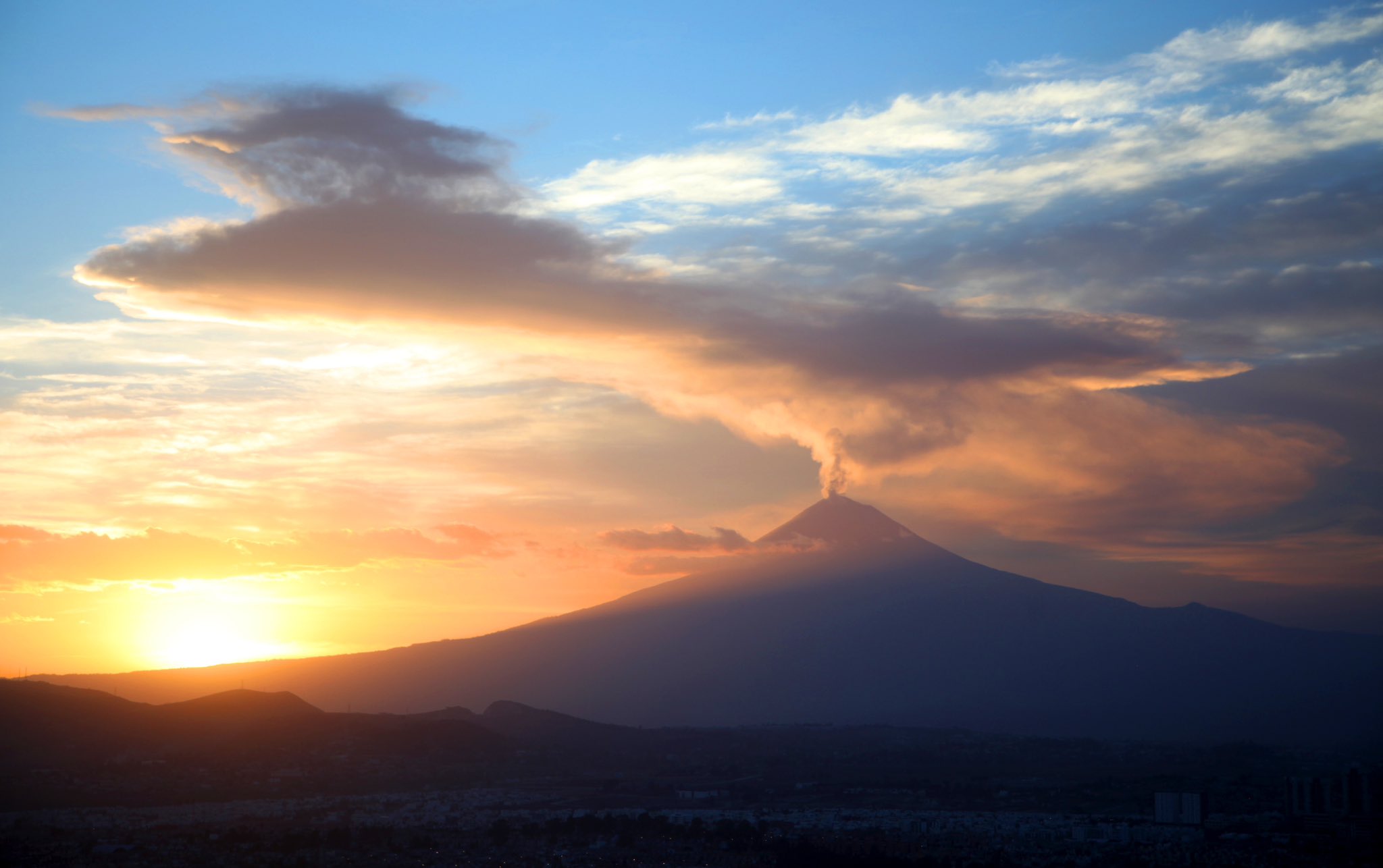 Lanza el Popocatépetl material incandescente
