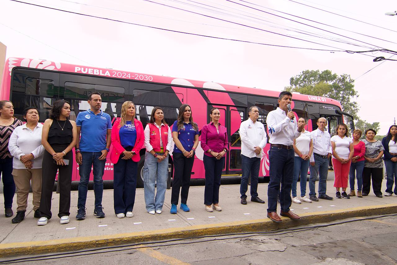 Lalo Rivera presenta transporte rosa para beneficio de las mujeres