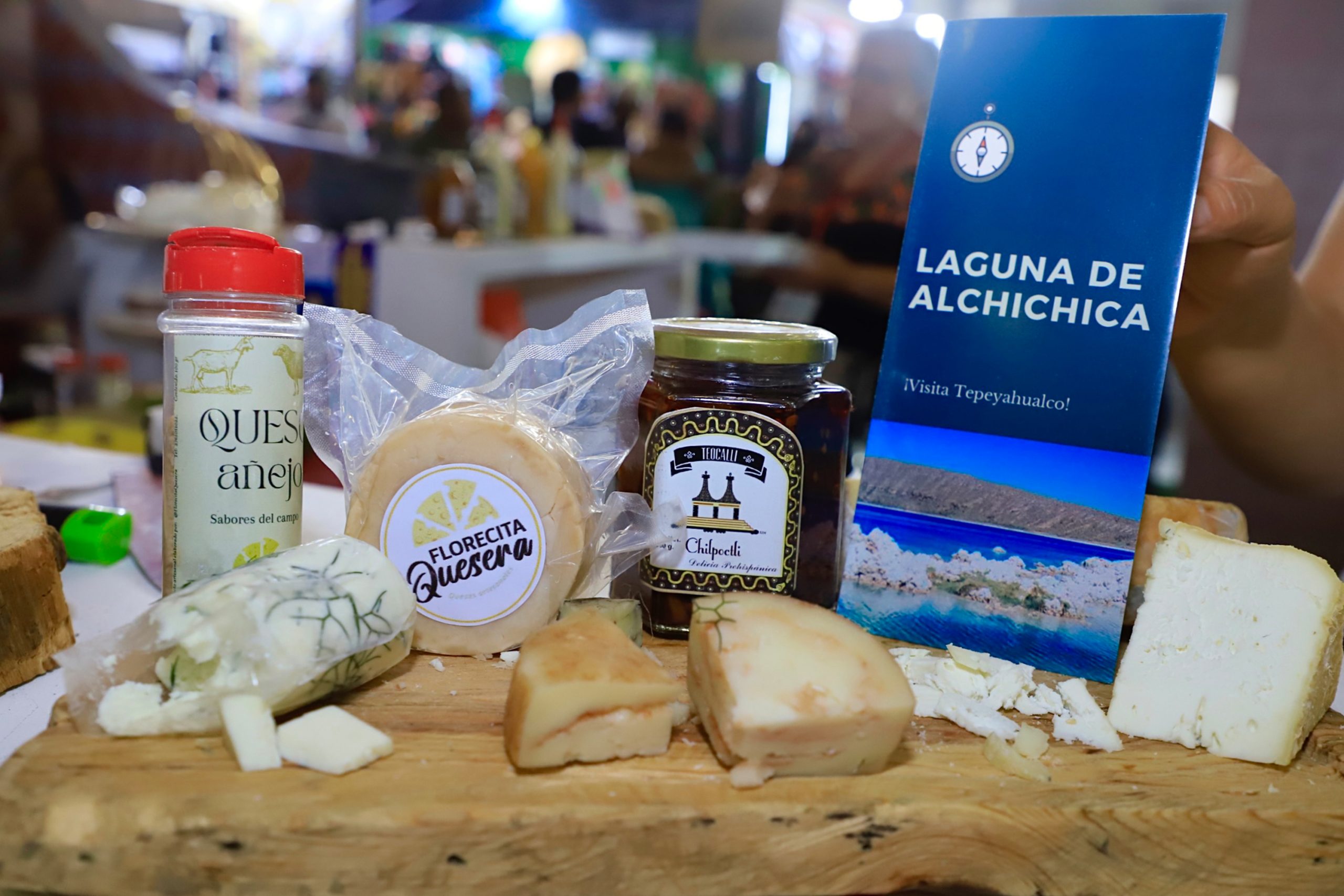 Presentan Tepeyahualco y Zacapoaxtla quesos, bebidas y textiles artesanales en Feria de Puebla
