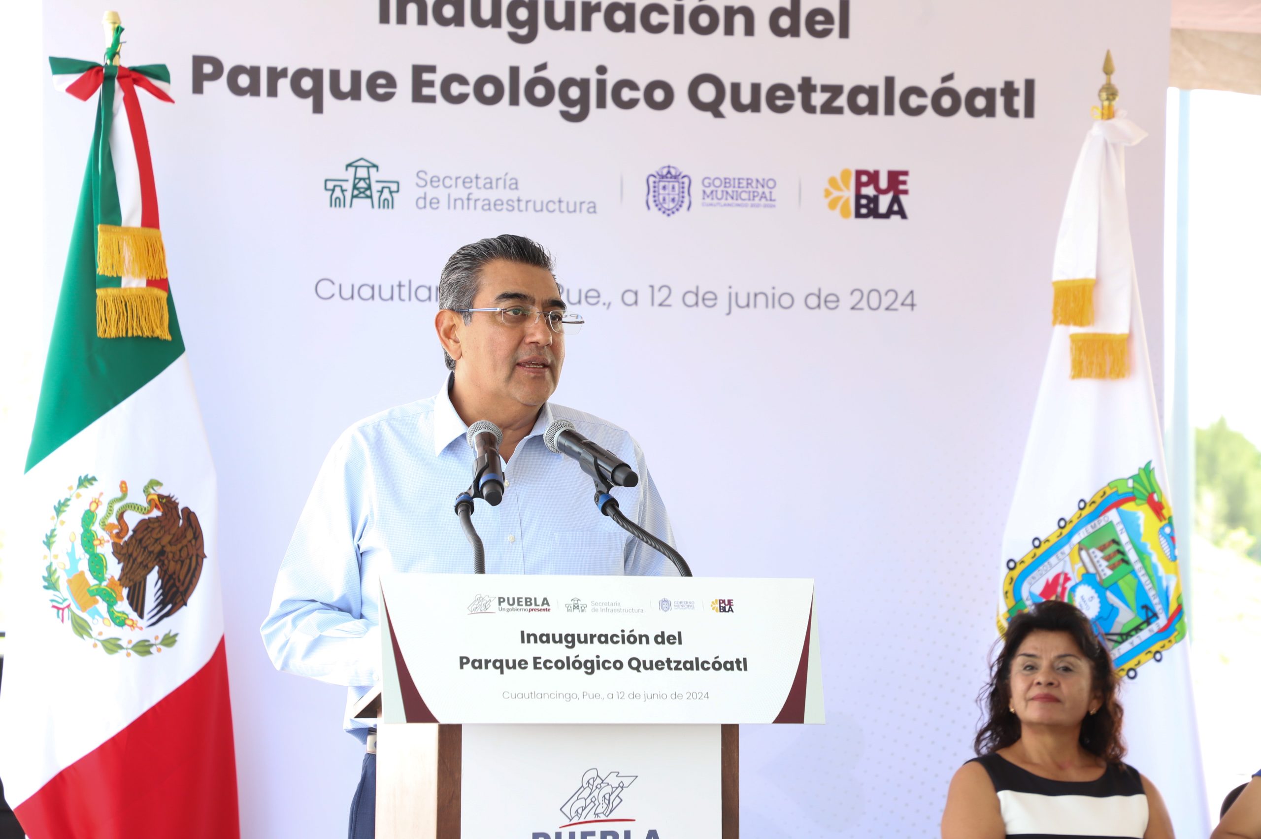 Sergio Salomón entrega obras y títulos de propiedad en Cuautlancingo