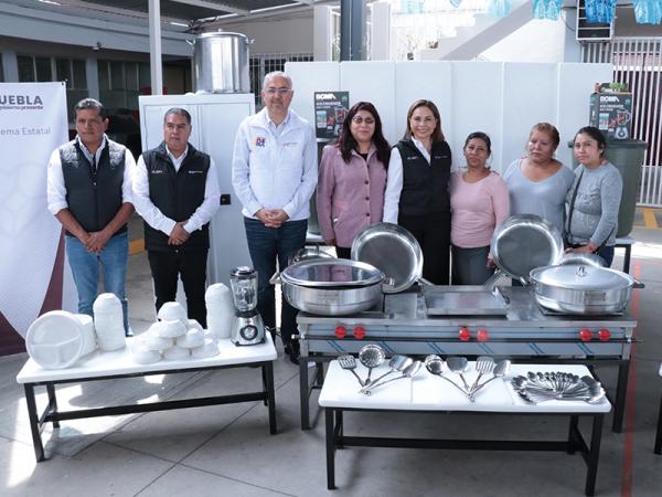 Equipa SEDIF desayunadores escolares en Puebla capital