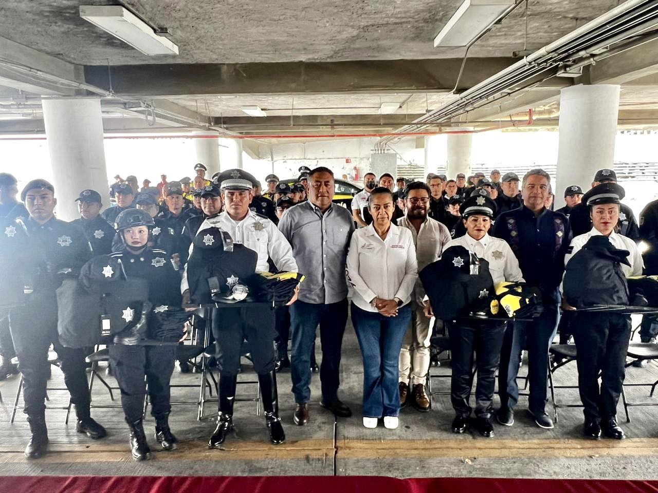 Entrega Ariadna Ayala uniformes a personal de la SSP de Atlixco