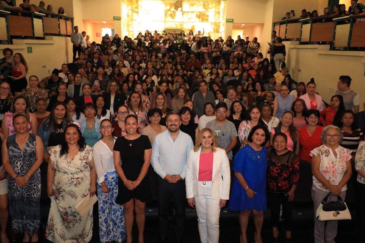 Presentan la conferencia “El Arte de ser Mujer”