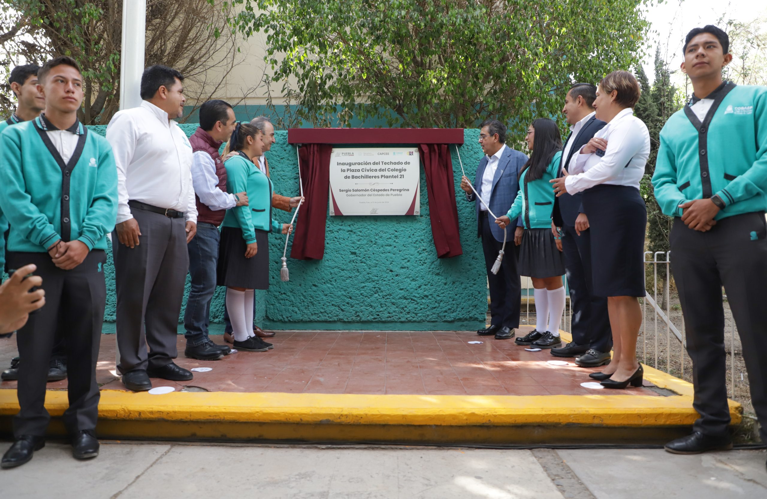 Inaugura Sergio Salomón techado de la plaza cívica del COBAEP plantel 21