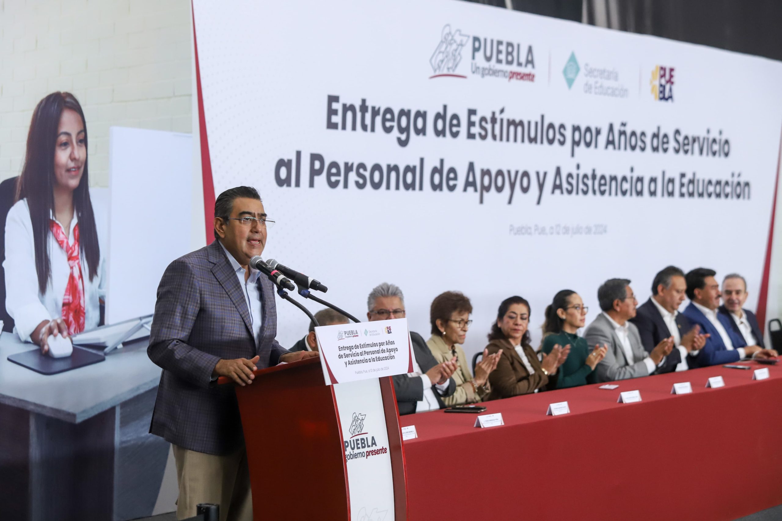 Entrega Sergio Salomón reconocimientos y medallas al personal de apoyo y asistencia a la educación