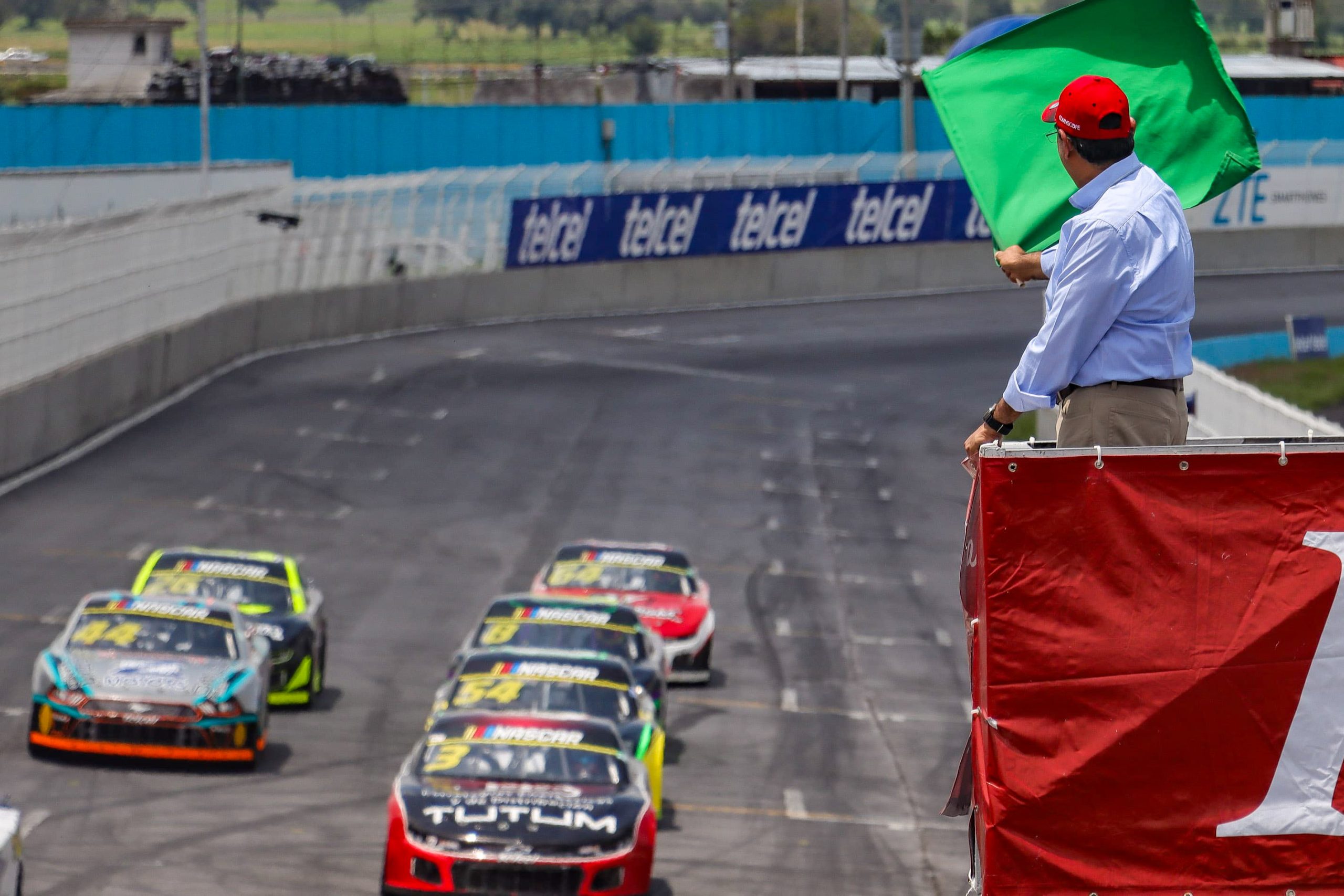 Sergio Salomón da banderazo de salida a Nascar México