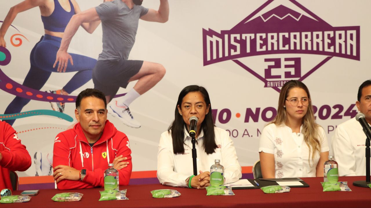 Corre al lado de Catrinas gigantes en la carrera Mister Tennis en Atlixco