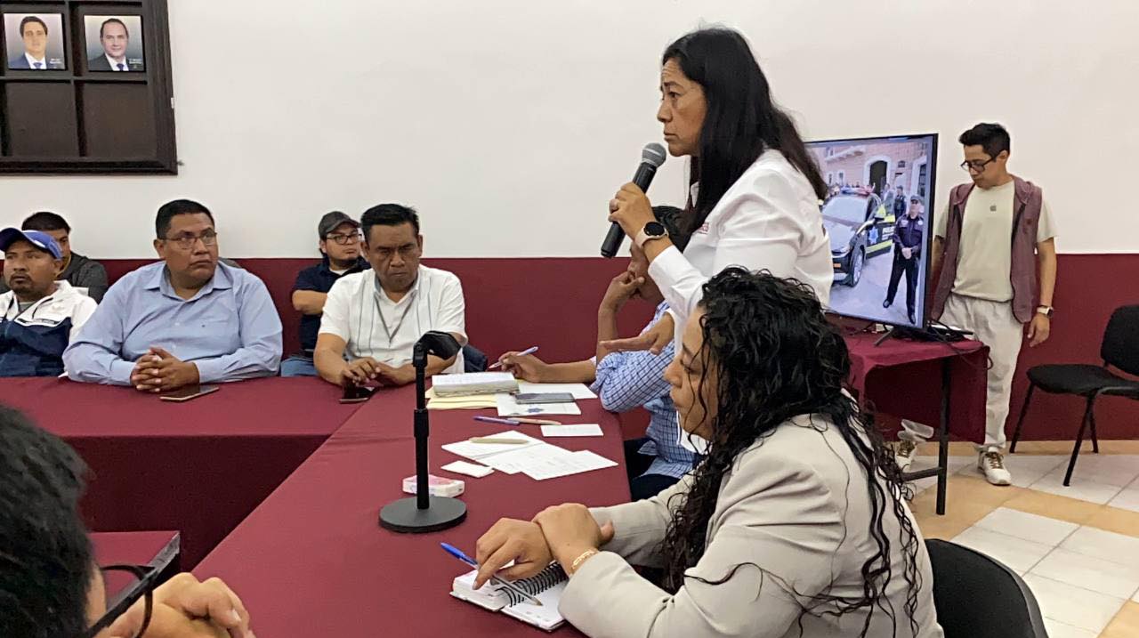 En mesa de trabajo, Ariadna Ayala escucha demandas de conductores del transporte público de Atlixco