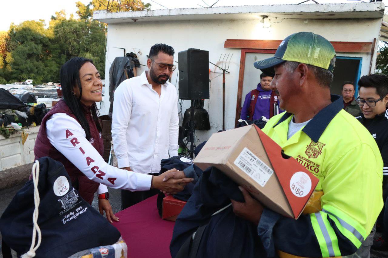 Tercera ocasión que Ariadna Ayala entrega uniformes a servicios públicos de Atlixco