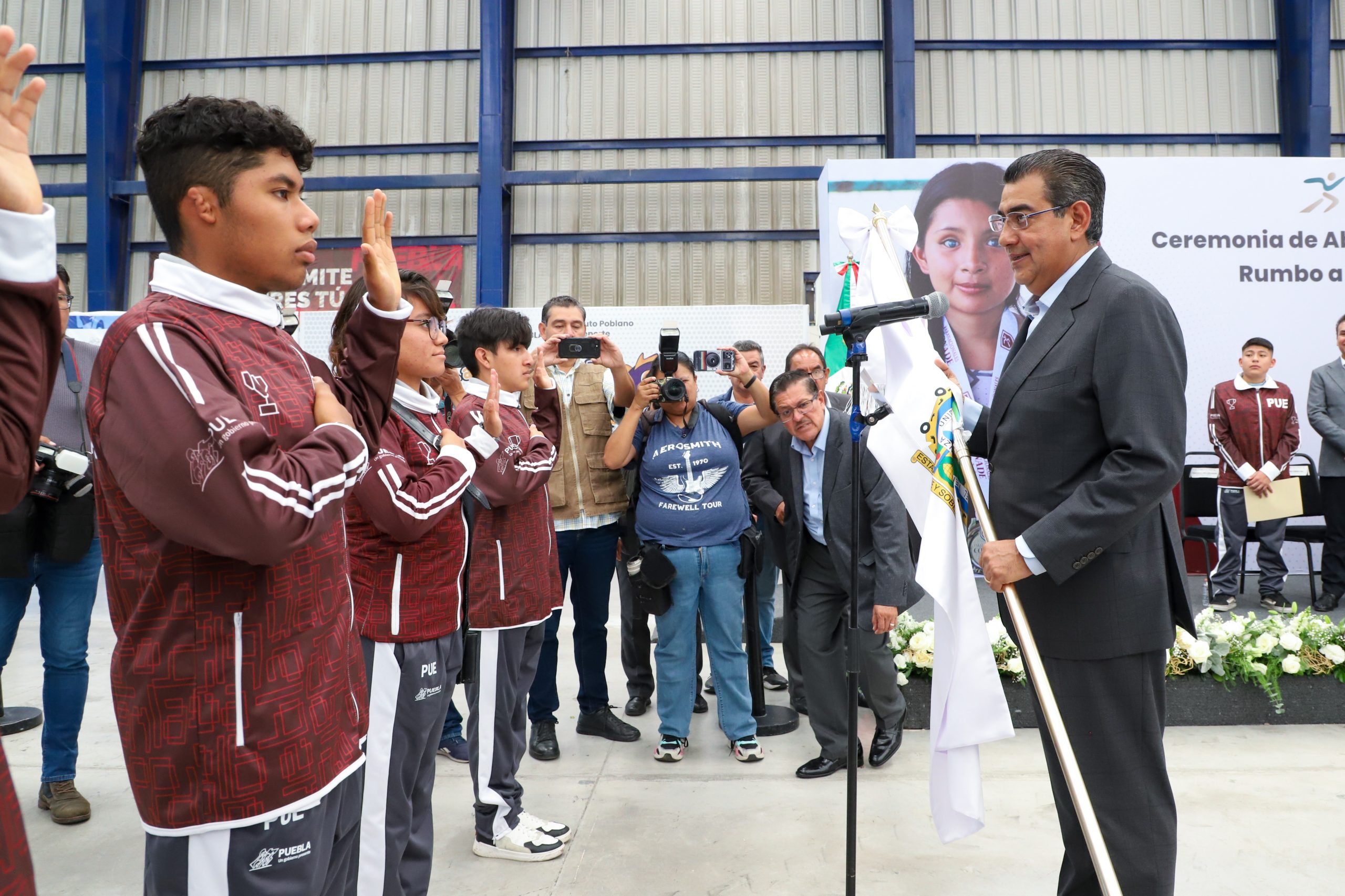 Preside Sergio Salomón abanderamiento de la delegación poblana rumbo a los Paranacionales 2024