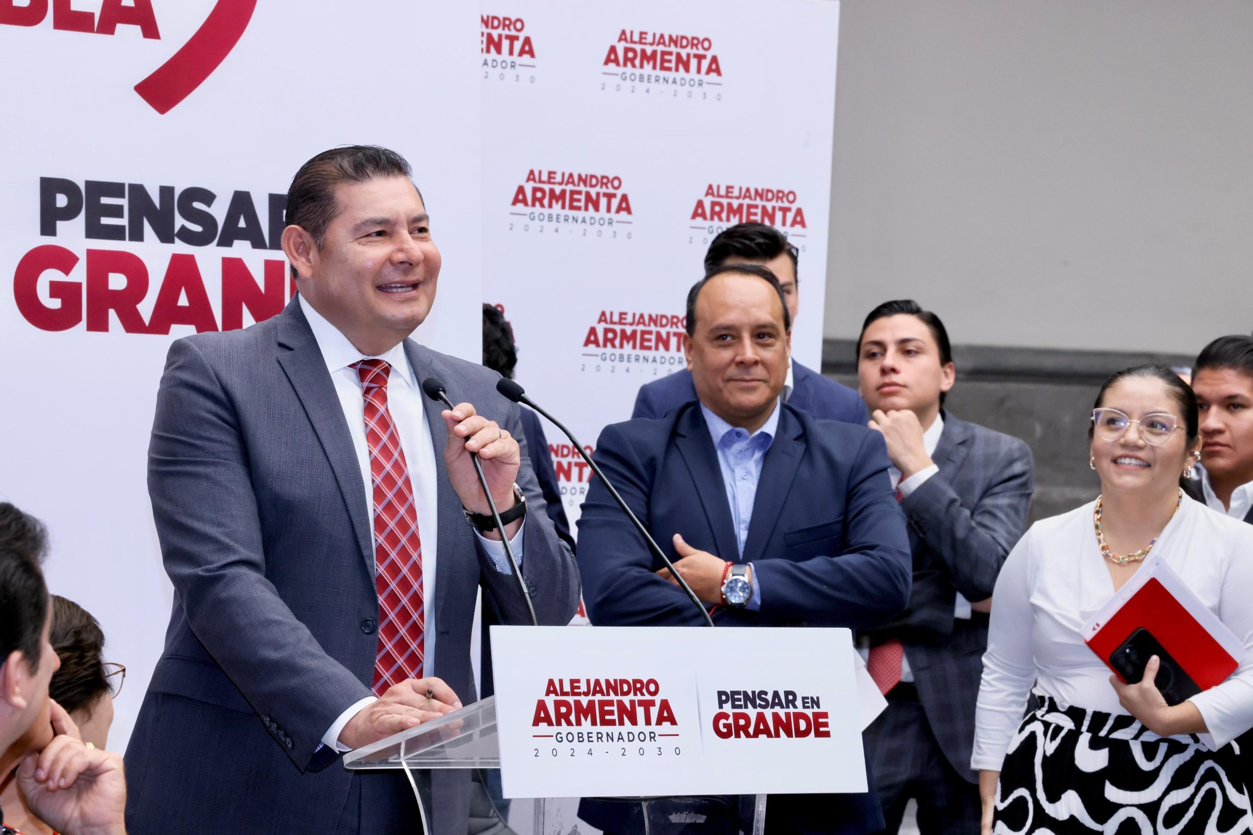 Presenta Alejandro Armenta a 11 nuevos integrantes de su gabinete