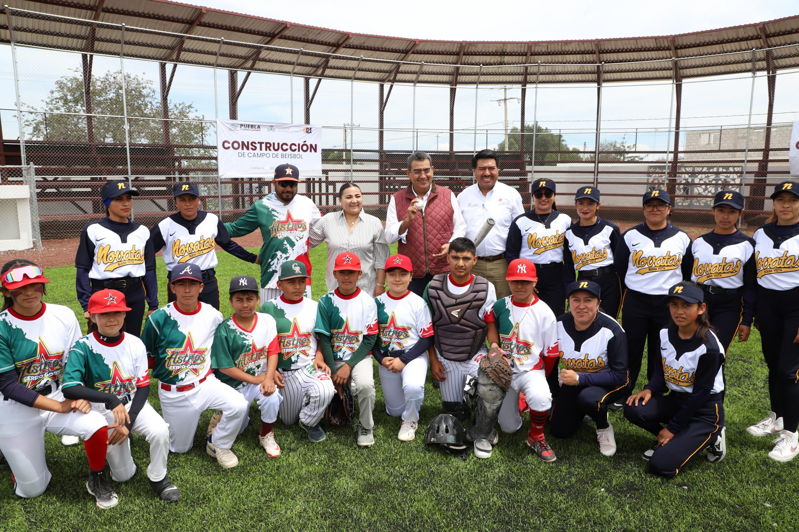 Entrega Sergio Salomón campo de béisbol en Cañada Morelos