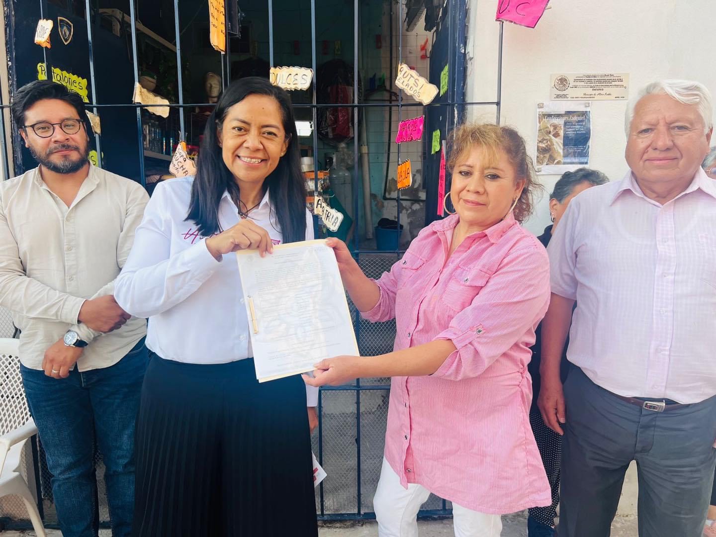 Ariadna Ayala continúa equipando hogares de Atlixco con calentadores solares